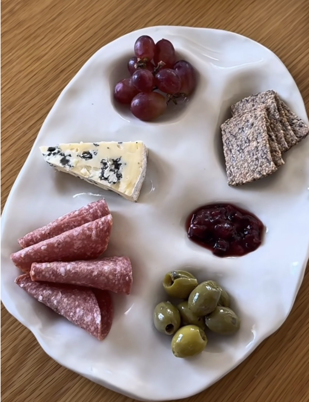 Handgemachter Aperitivo-Teller mit Käse und Oliven