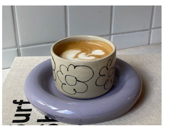 Tasse mit floralem Linienmuster
