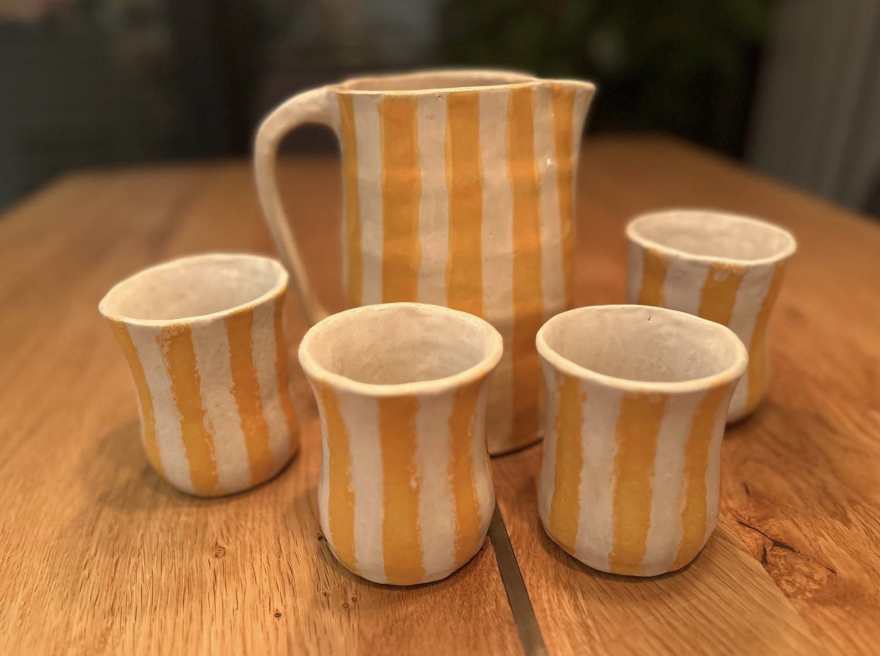 Krug und Becher mit gelben Streifen