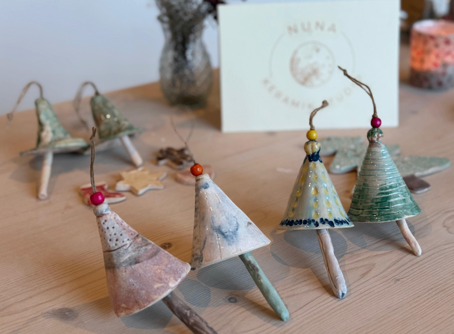 Keramik-Weihnachtsbäume als Anhänger
